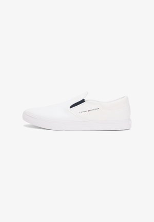 Pantofi sport slip-on albi din pânză, cu textură netedă și accent contrastant albastru închis pe partea elastică. Prevăzuți cu talpă de cauciuc.