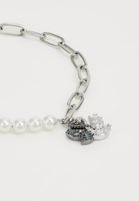 Thumbnail Image 5