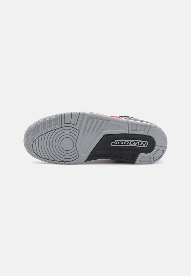Zwart en grijs sneakerzool met cirkelvormige en lineaire patronen. Voorzien van een opvallend "JORDAN" logo in het wit aan de zijkant. Gemaakt van rubber.