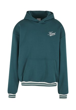 Bluza cu glugă în culoarea verde-albăstrui, confecționată din material moale, cu buzunar frontal, mansete striate și un logo alb pe piept.