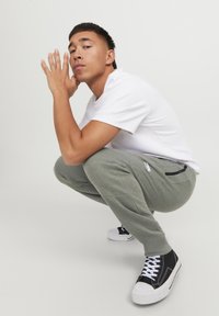Jack & Jones JPSTWILL AIR PANTS - Pantalones deportivos - desert sage