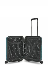 Valigia rigida color teal aperta per mostrare scomparti interni neri con tasche a rete con zip e manico telescopico esteso.