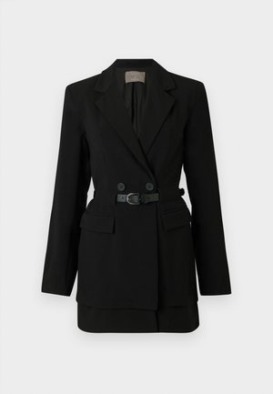 Blazer nero tagliato su misura con parte anteriore doppiopetto, vita con cintura e due tasche frontali. Presenta rever affilati e una texture liscia.