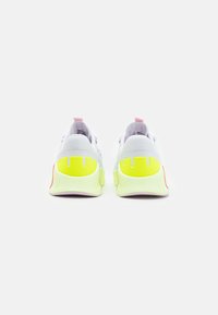 Nike Performance Træningssko - white/bright crimson/barely volt/pink foam/volt/black