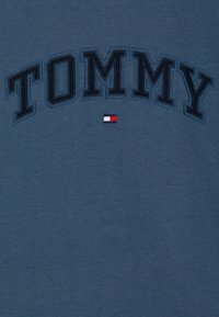 Tommy Hilfiger VARSITY EMBROIDERY TEE - Majica kratkih rukava s printom - aegean sea