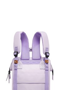 Lila Rucksack mit gepolsterten Schultergurten, verstellbaren Schnallen und einer glatten Stoffoberfläche mit Akzenten aus braunem Leder.