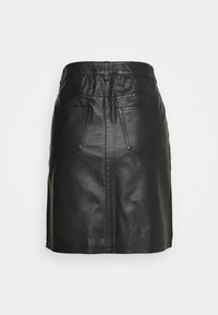 Minifalda de piel negra con un diseño ajustado, cinturilla visible, doble bolsillo trasero y superficie suave y texturizada.