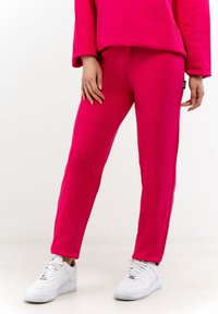 Unselected, fuxia