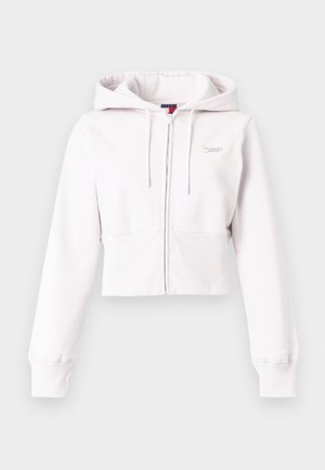 Rožinės spalvos trumpintas džemperis su kapišonu, pagamintas iš minkštos medžiagos, turi užtrauktuką priekyje, reguliuojamą raištelį ant kapišono ir ribotas rankogalius. Ant krūtinės subtilus logotipas.