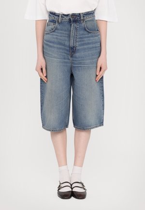Shorts di jeans blu chiaro a vita alta, con una vestibilità ampia, che arrivano a metà polpaccio, caratterizzati da un classico design a cinque tasche e orlo sfrangiato.