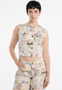 Top senza maniche, tagliato, con un collage di etichette e loghi vintage, realizzato in un tessuto dalla trama liscia; presenta dettagli con bottoni.