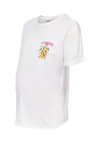 Λευκό κοντομάνικο T-shirt με γυρισμένα μανίκια, διακοσμημένο με γραφικό κλαδί λεμονιού και το κείμενο «Lemon Sorrento» σε ροζ και κίτρινο στο στήθος.