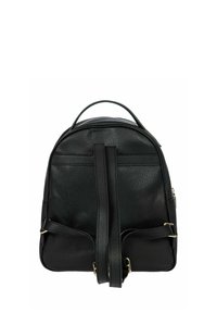 Sac à dos en cuir noir avec une forme arrondie, une surface texturée, des bretelles réglables et une poignée supérieure. Comprend une poche arrière zippée.