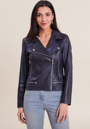 Navyblaue Leder-Motorradjacke mit silbernen Reißverschlüssen, Reverskragen und zwei vorderen Reißverschluss-Taschen. Glatte Textur und taillierte Passform.