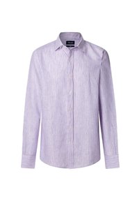 Camisa de lavanda claro con rayas verticales azules y blancas, con botones al frente, cuello puntiagudo y mangas largas, hecha de una tela suave.