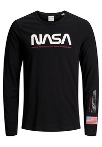 Camiseta de manga larga negra de algodón con el logo "NASA" en blanco, texto en acento rojo y parche de la bandera americana en la manga izquierda.