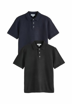 To polo shirts med korte ærmer, den ene navy blå og den anden sort, hver med en krave og tre knapper ved halsen.