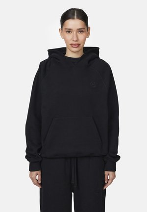 Sweat à capuche noir avec une poche frontale, des poignets côtelés et un cordon de serrage. Fabriqué à partir d'un tissu doux avec un accent logo sur la poitrine.