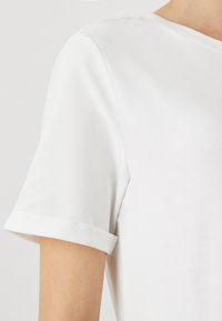 Thumbnail Image 6