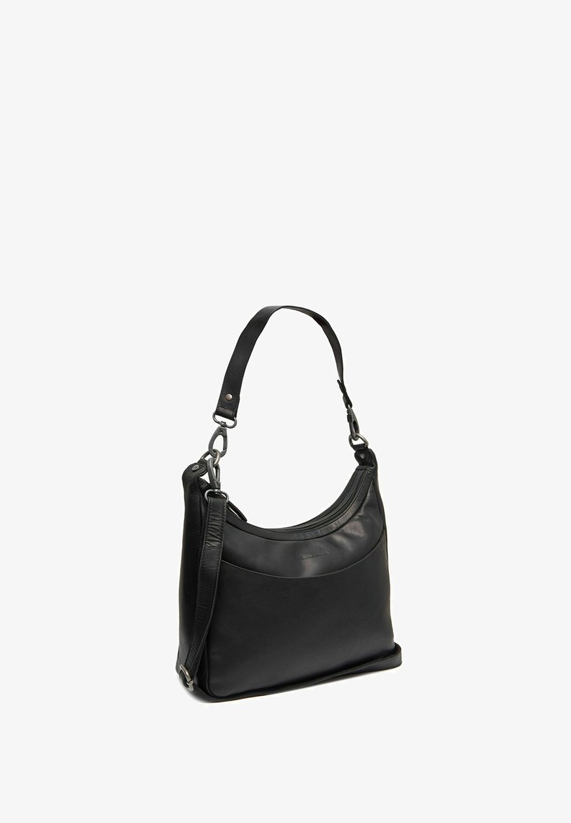 Zwarte leren handtas met een gebogen bovenkant, een verstelbare schouderband met hardware accenten en een gladde, matte textuur.