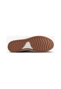 Ruskea kumiulkopohja, jossa on aaltoileva rakenne, valkoisella kolmiomaisella korostuksella ja kohoava "Clarks"-logo kaarialueella.