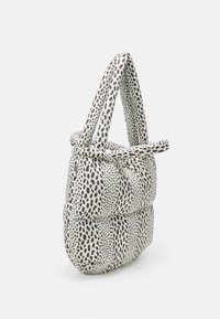Mads Nørgaard PILLOW BAG - Shoppingveske - arctic/beluga