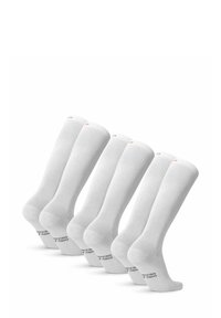 Cinco pares de calcetines blancos hasta la rodilla con textura acanalada. Cada calcetín tiene una puntera reforzada y un pequeño logo en color contrastante en la parte superior.