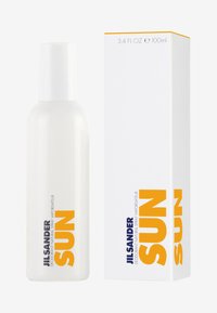 Botella de spray blanca con forma redondeada, con texto en azul y naranja. Acompañada de una caja blanca con detalles de marca similares.