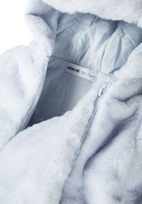 Helles blaues, kuscheliges Kapuzenjacke mit weicher Textur, Reißverschluss und Innenfutter. Enthält ein Etikett mit "minoti" Branding.