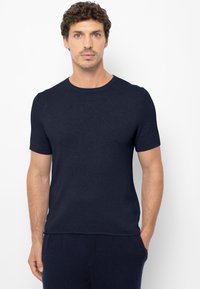 Marineblauwe katoenen t-shirt met korte mouwen, ronde hals en een soepele textuur. Het ontwerp is eenvoudig en aansluitend.