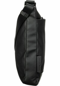 Borsa a tracolla nera realizzata in tessuto texturizzato. Presenta un design elegante e minimale con una tasca laterale e una tracolla regolabile. Dettaglio del logo sulla superficie.