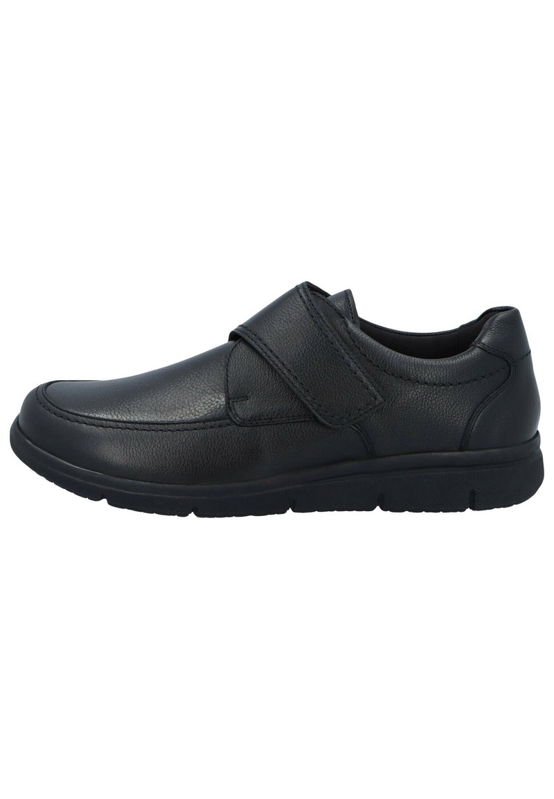 Schwarzer Lederschuh mit niedrigem Profil, runder Zehenform und breitem Klettverschluss. Texturiertes Obermaterial mit gummierter Sohle für Grip und Komfort.