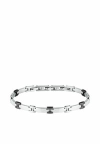 Bracciale in metallo argento con accenti neri, caratterizzato da maglie intrecciate di forme diverse. Texture liscia e finitura lucida.