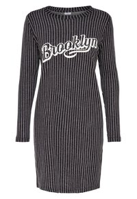 Pitkähihaista mekkoa tummanharmaana, jossa on valkoisia pystysuoria raitoja. Mekossa on pyöreä kaula-aukko ja etupuolella cursive-kirjoituksella "Brooklyn".