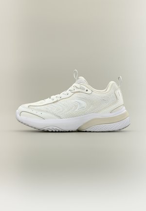 Baltas sportinis batai su tinkline audine, paminkštinta padu, raišteliais ir kilpelėmis ant liežuvio ir kulno, pateikiami šoniniu profiliu ant neutralaus fono.