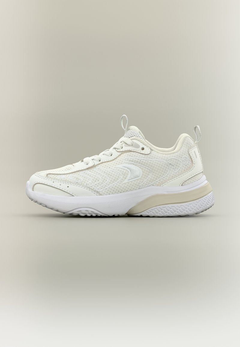 Λευκό αθλητικό παπούτσι με ύφασμα από δίχτυ, μαλακή σόλα, κορδόνια και θηλιές στο γλώσσα και τη φτέρνα, εμφανιζόμενο σε πλάγια όψη σε ουδέτερο φόντο.