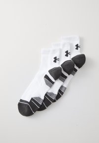 Calcetines deportivos blancos con acentos grises, que presentan una textura acanalada, logo negro y rayas estampadas en las áreas del talón y los dedos. Paquete de tres.