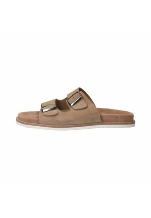 Bruine suède slide sandalen met twee gesps, een gecapitonneerde binnenzool en een witte rubberen zool. Open hiel ontwerp voor gemakkelijk aan- en uittrekken.