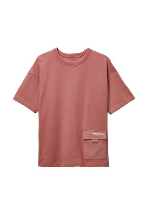T-shirt rose poudré à manches courtes avec col rond et une poche rectangulaire estampillée "PASTEL POWER" sur le côté avant inférieur droit.