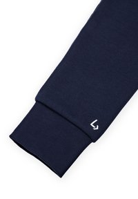 Navy blue sweatshirt z mankietami wykonanymi z miękkiej bawełny, z małym białym logo na dolnym brzegu i czystym, prostym wzornictwem.