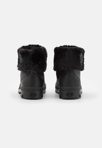 Bottines noires avec col en fausse fourrure, tige en cuir texturé, semelles en caoutchouc et détail de logo à l'arrière.