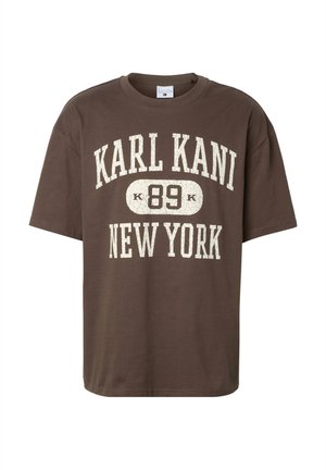 Maglietta marrone a maniche corte con stampa bianca usurata "KARL KANI 89 NEW YORK" sul davanti, collo rotondo e vestibilità rilassata.