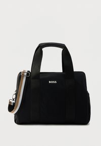 Μαύρη τσάντα χειρός με διπλές λαβές και αποσπώμενο ιμάντα ώμου. Διαθέτει κομψό σχέδιο, ασημένιο λογότυπο και αντίθετες ριγέ λεπτομέρειες.