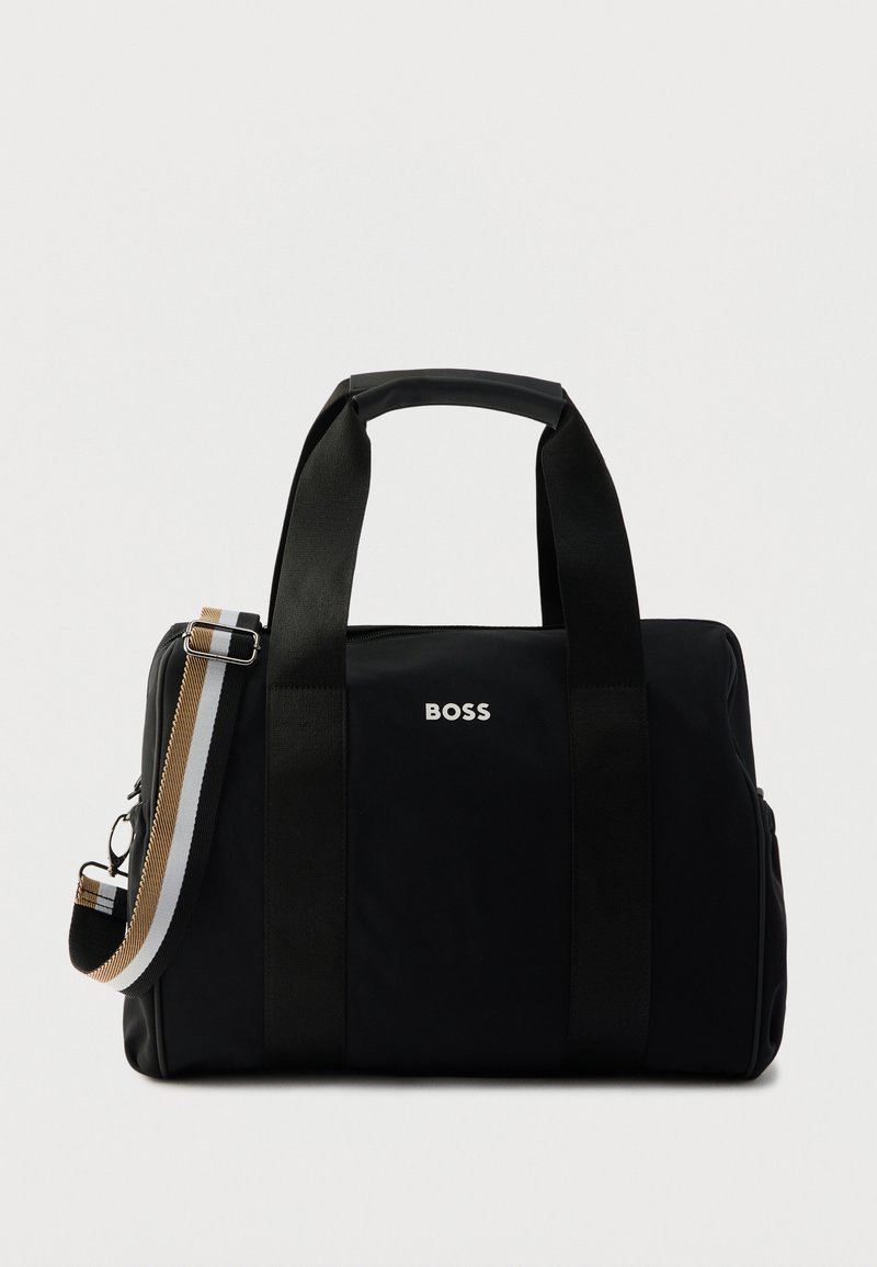 Μαύρη τσάντα χειρός με διπλές λαβές και αποσπώμενο ιμάντα ώμου. Διαθέτει κομψό σχέδιο, ασημένιο λογότυπο και αντίθετες ριγέ λεπτομέρειες.