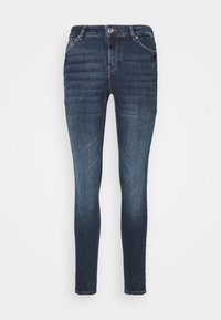 Jeans ajustados de color azul oscuro con un diseño desgastado, que presentan en su diseño los lazos para cinturón y bolsillos frontales, exhibidos sobre un fondo blanco.