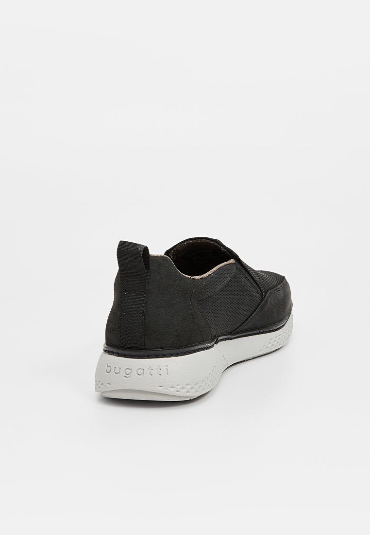 Schwarzer Slip-On Sneaker mit weißer Sohle, strukturierten Seitenpaneelen und Fersenschlaufe, von hinten betrachtet und mit "bugatti" auf der Sohle gebrandet.