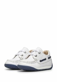 Scarpe per bambini in pelle bianca con dettagli blu navy, punta rotonda, chiusura con lacci e suola in gomma con grip texture. Cuciture visibili.