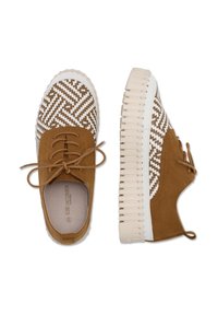 Zapatillas de ante marrón con diseño textil blanco y estampado, y una suela blanca voluminoso. Cuenta con cierre de cordones y texturas contrastantes.