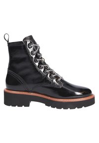 Bottines en cuir verni noir avec une semelle épaisse, des accents de lacets argentés et une boucle au talon pour un enfilage facile. Présentent une finition texturée.