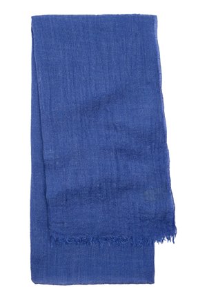 Niebieski szal z fakturowanej tkaniny z postrzępionymi brzegami, złożony wzdłużna na białym tle.